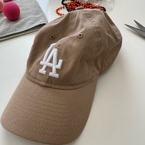 Aritzia Women’s LA Dodgers Hat Light Brown Beige Tan (NWOT)